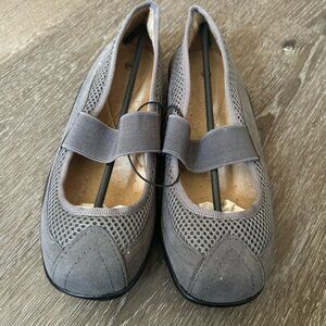 NWOT Size 6 Grey Flat Shoes